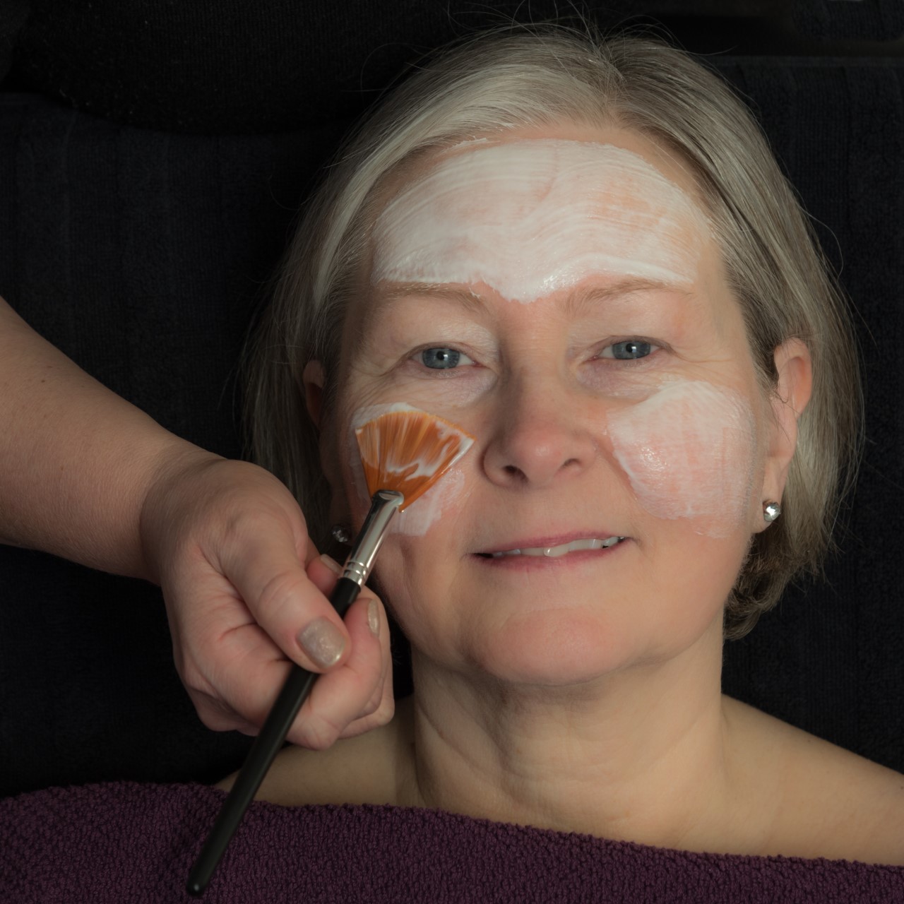 Kvinna får ansiktsbehandling